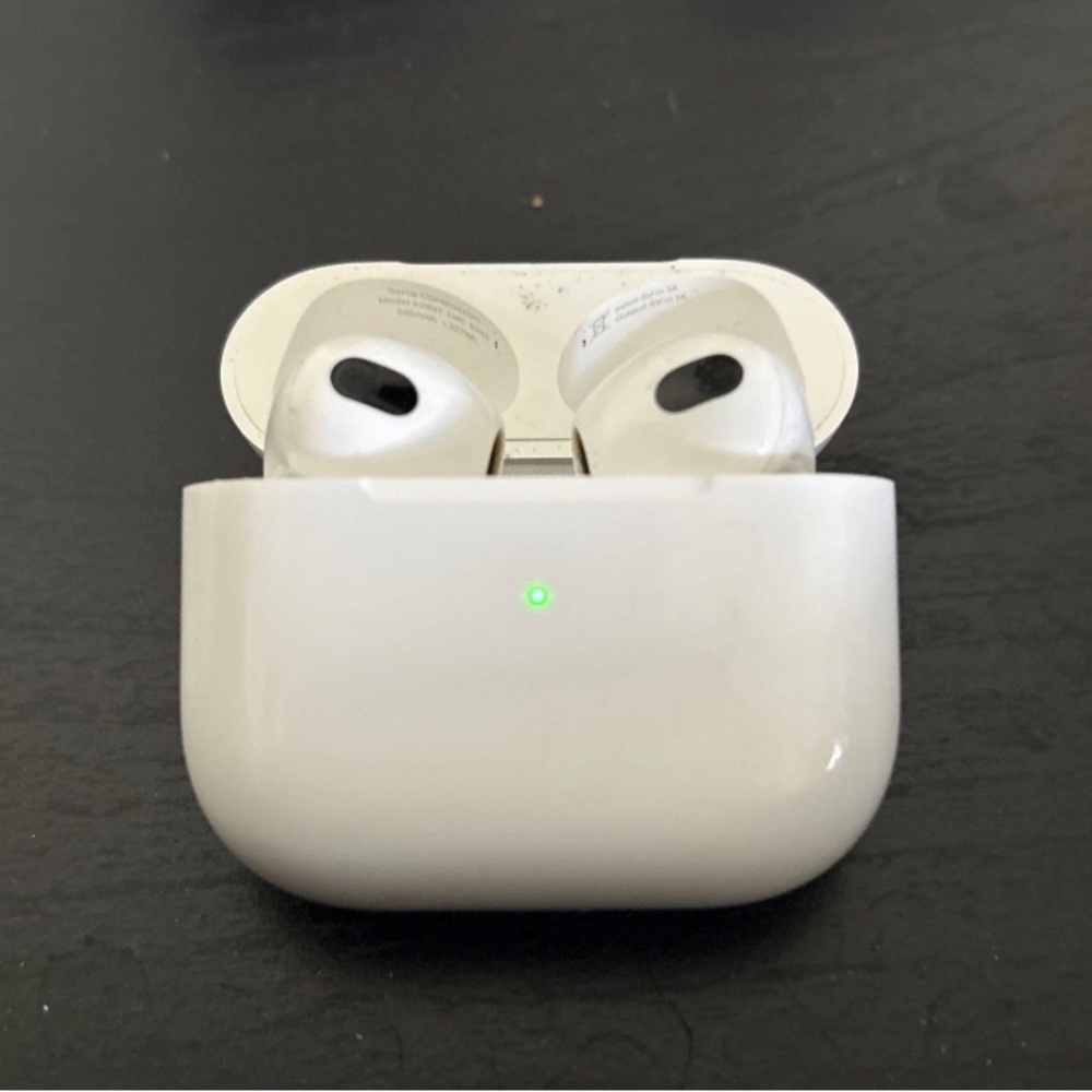 Apple White Wireless AirPods 3 with charging case